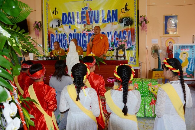 23.  Phat tu dang cung Phap y Ca Sa.JPG