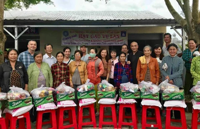 Canh tang qua cho ho ngheo va nguoi  khuyet tat.jpg