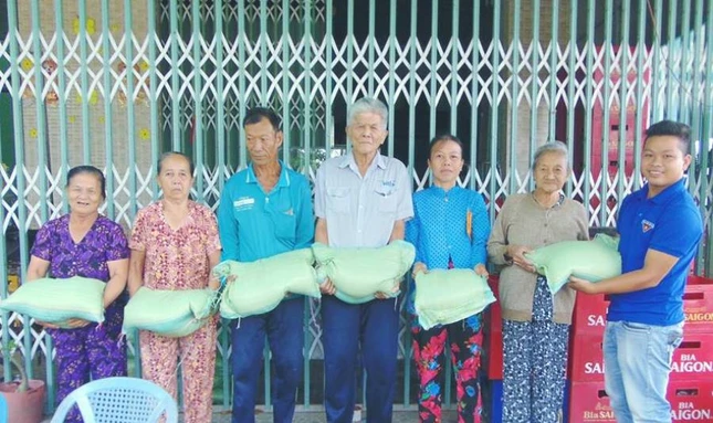 TRAO GẠO CHO NGƯỜI GIÀ.jpg