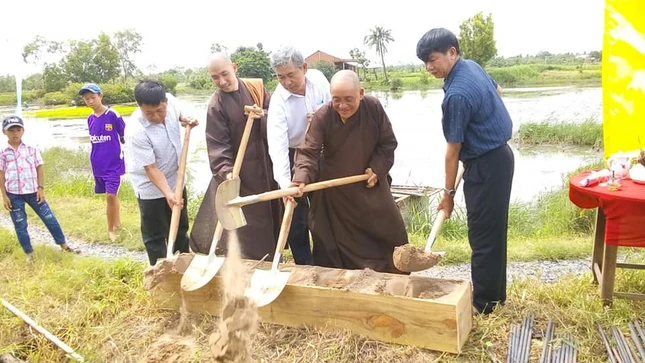 đại biểu tham dự khởi công động thổ cầu .jpg