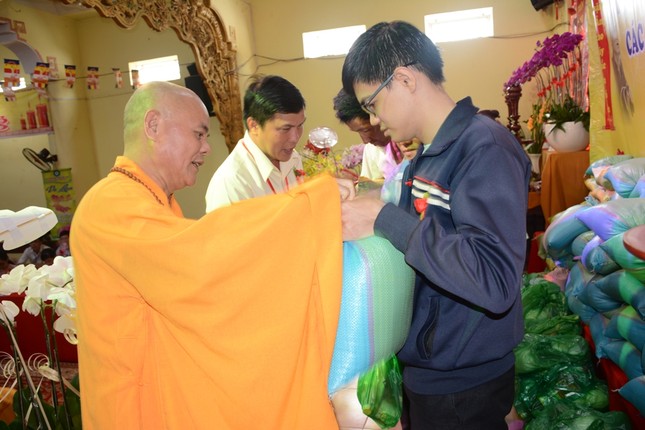 5. HT. Tr_ tr_ ch_a H_a Kh_nh trao qu_ cho c_c h_ gia __nh kh_ kh_n.JPG