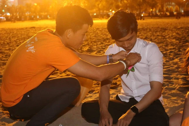 Nhật ký cài hoa trong những đêm Vu lan xuống phố ảnh 1 anh caihoa.jpg