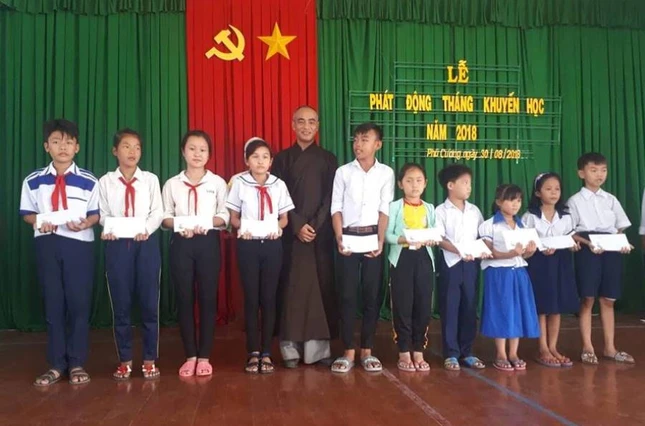 Tang hoc bong cho hs ngheo xa  PC.jpg