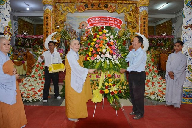 19. Su Co Truong BTC don nhan Lang Hoa chuc mung cua Ton giao ban.JPG