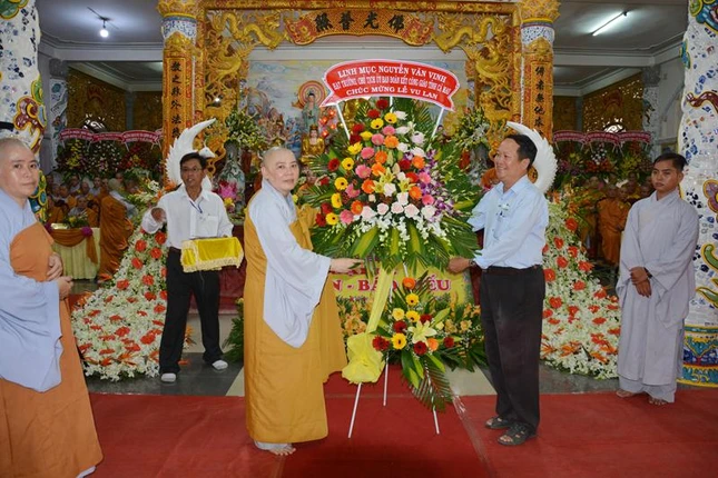 19. Su Co Truong BTC don nhan Lang Hoa chuc mung cua Ton giao ban.JPG