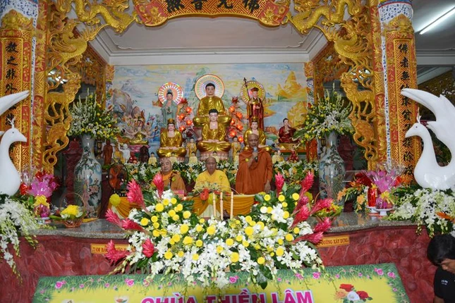 25. Hoa Thuong Thach H_ ban _ao tu cho buoi le.JPG