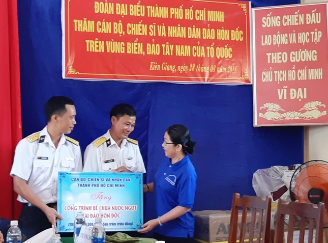 TP.HCM thăm chiến sĩ, nhân dân các đảo Tây Nam ảnh 1 Bà Võ Thi Dung tang qua đảo hòn đốc.jpg