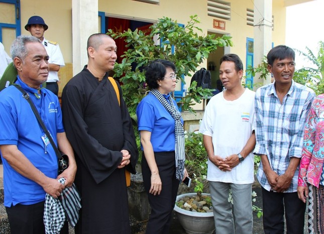 TP.HCM thăm chiến sĩ, nhân dân các đảo Tây Nam ảnh 4 Ba to thi bich chau tham hoi dong bao tren dao hòn đốc.jpg