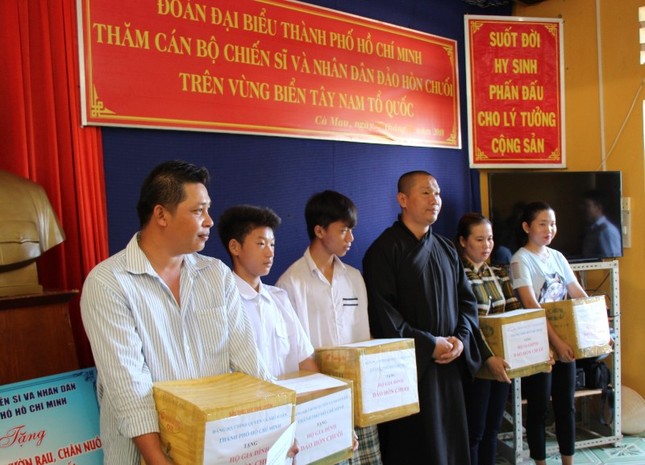 TP.HCM thăm chiến sĩ, nhân dân các đảo Tây Nam ảnh 5 Dai diện doàn phát qua cho bà con nghèo trên dảo.jpg