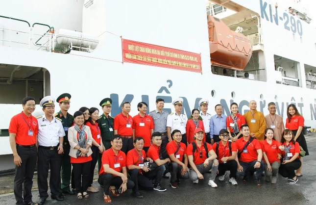 TP.HCM thăm chiến sĩ, nhân dân các đảo Tây Nam ảnh 7 Doan tap the.JPG