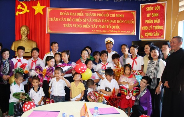 TP.HCM thăm chiến sĩ, nhân dân các đảo Tây Nam ảnh 3 Tặng quà trung thu cho các em.jpg
