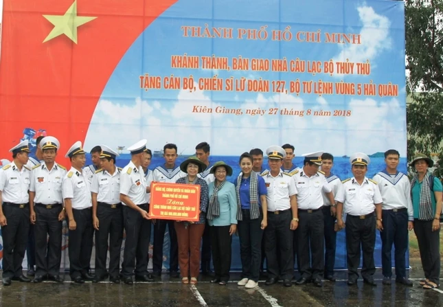 TP.HCM thăm chiến sĩ, nhân dân các đảo Tây Nam ảnh 6 khánh thành bàn giao nhà cau lạc bộ cho Vùng 5 hải Quan.JPG