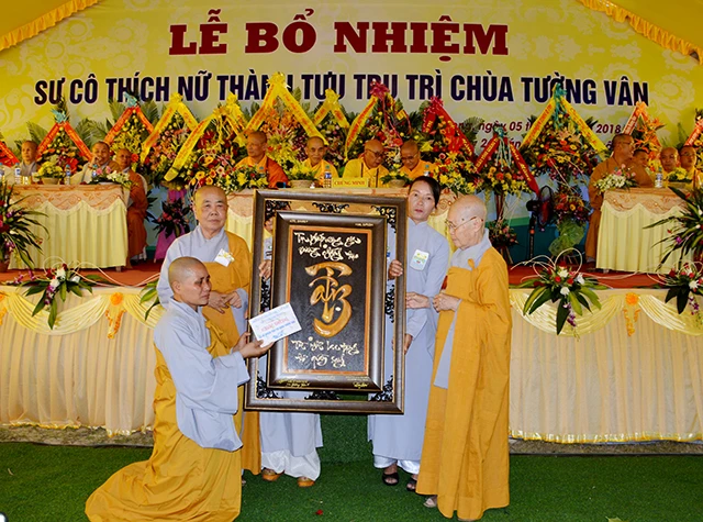 Nhi vi Bon su tang qua.jpg