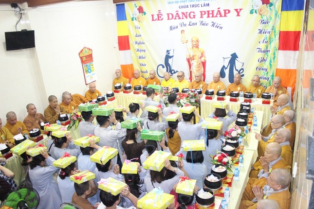 Dâng pháp y cúng dường tại chùa Trúc Lâm ảnh 1 1.jpg