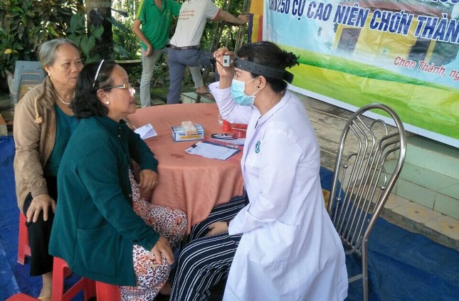 Khám bệnh và tặng quà người nghèo, học sinh ảnh 1 11.jpg