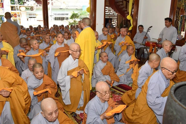 Bình Định: Lễ nhập kim quan NT.Thích nữ Tâm Hoa ảnh 10 41488565_1392276784209187_5697544937306849280_n_jpg__nc_cat_0_amp;oh_caf6633d072385920264aa98dc151261_amp;oe_5c28f3a1.jpg