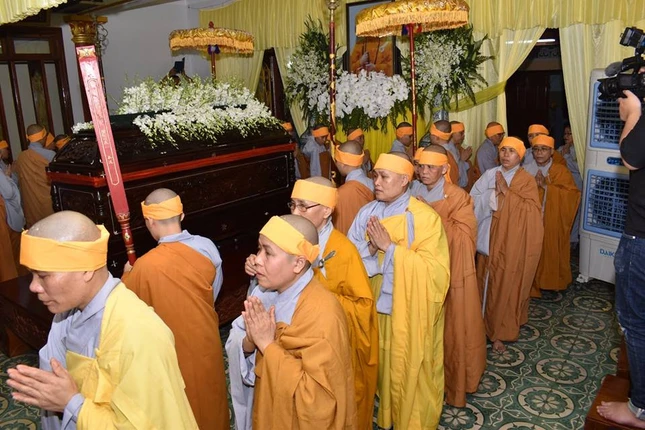 Bình Định: Lễ nhập kim quan NT.Thích nữ Tâm Hoa ảnh 12 41529161_1392276967542502_5393393894777946112_n_jpg__nc_cat_0_amp;oh_f9bdd72454104fe555b86329f8993a79_amp;oe_5c20e689.jpg