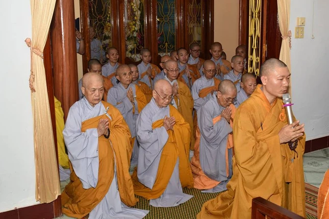Bình Định: Lễ nhập kim quan NT.Thích nữ Tâm Hoa ảnh 1 41626279_1392275754209290_4435188168509095936_n_jpg__nc_cat_0_amp;oh_da397eaf703f54169e491c759c16b53a_amp;oe_5c387093.jpg