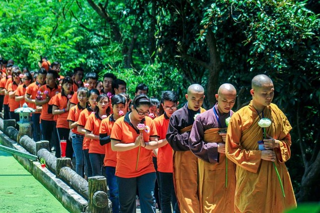 230 bạn trẻ cùng lên núi "Bước tới thảnh thơi" ảnh 1 nhan sinh 2.jpg