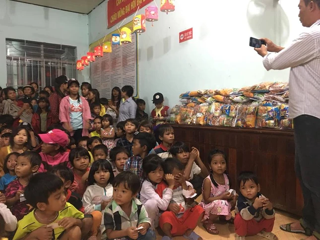 Tặng quà bệnh nhân, vui Trung thu với trẻ vùng núi ảnh 2 1 cacchau2.jpg