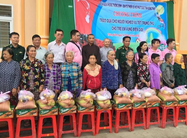 Tang qua trung thu cho tre em va ho  ngheo tai Tan Hong.jpg
