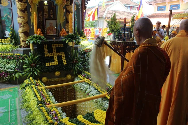 Cung tống kim quan NT.TN.Tâm Hoa nhập tháp ảnh 9 bd 5.jpg