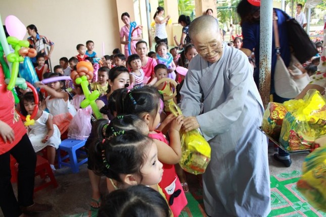 Tổ chức tặng quà trung thu cho thiếu nhi các nơi ảnh 1 2tt.jpg