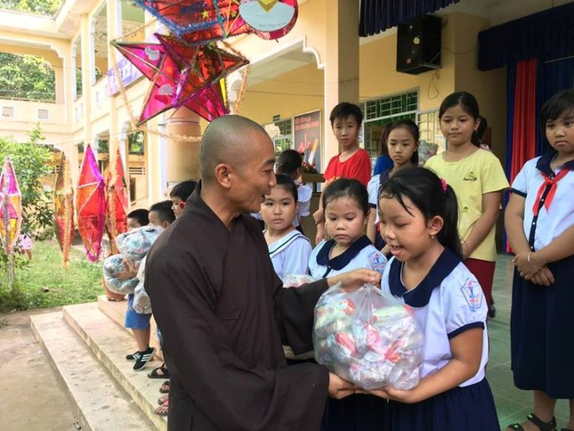 Tang qua cho Hs Tieu hoc Nguyen Hue TT Sa Rai.jpg