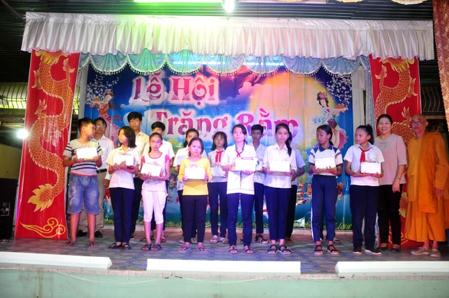 Các chùa tổ chức Trung thu, tặng quà từ thiện ảnh 1 _DSC0191.JPG