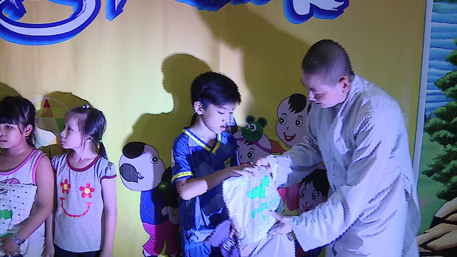 Các chùa, tổ chức từ thiện chăm lo Tết Trung thu ảnh 4 vlcsnap-2018-09-21-20h18m44s202.png