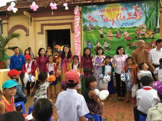 Chua Long Son trao qua trung  thu.jpg