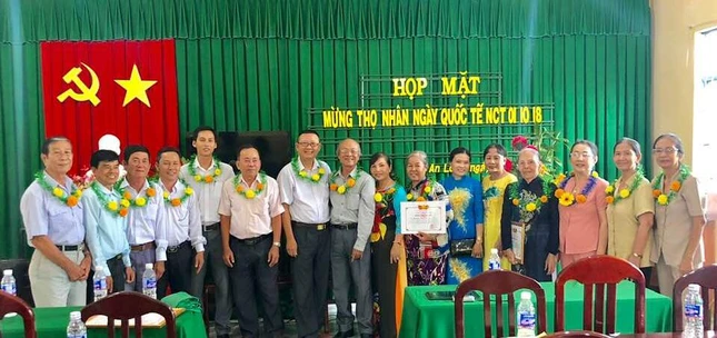 Mung tho Nguoi cao nien tai xa An  Long-HTN.jpg