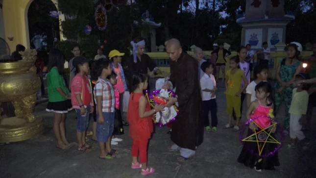 Nh_ ch_a trao qu_ l_ng __n cho thi_u nhi.jpg