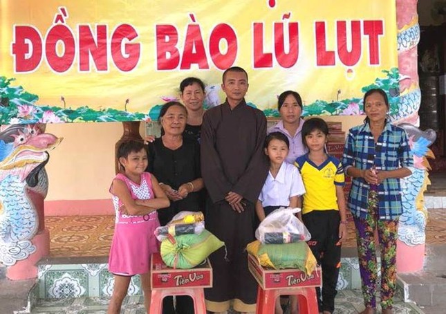 Tang qua cuu tro cho nguoi ngheo HTH.jpg