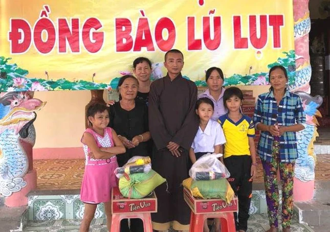 Tang qua cuu tro cho nguoi ngheo  HTH.jpg