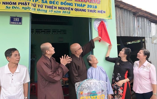Chùa phối hợp địa phương bàn giao nhà tình thương ảnh 1 01.jpg