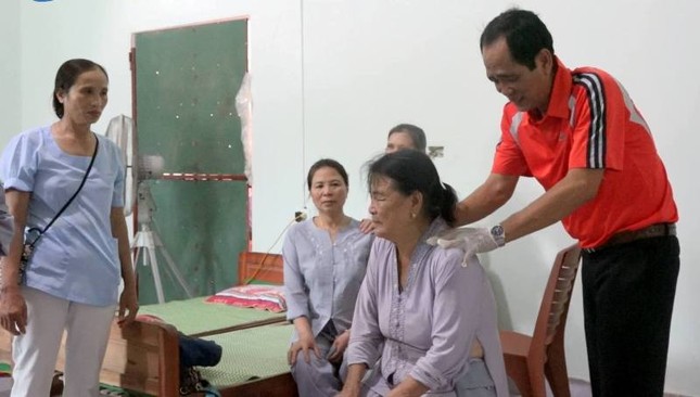 Bấm huyệt, cấp phát thuốc và cháo miễn phí ảnh 1 bamhuyet.jpg
