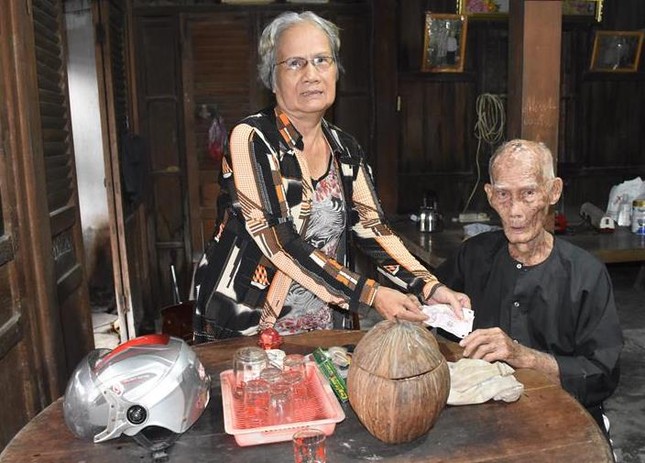 Ảnh 1. Thăm cụ ông Lê Văn Bốn.JPG