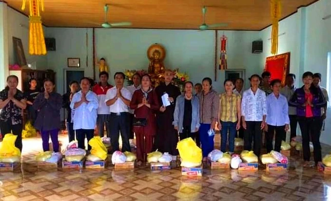 Chùa Vền trao 60 suất quà cho người già neo đơn ảnh 1 01.jpg
