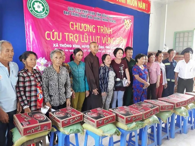 Cuu tro qua cho ho ngheo vung bien  xa Thong Binh.jpg