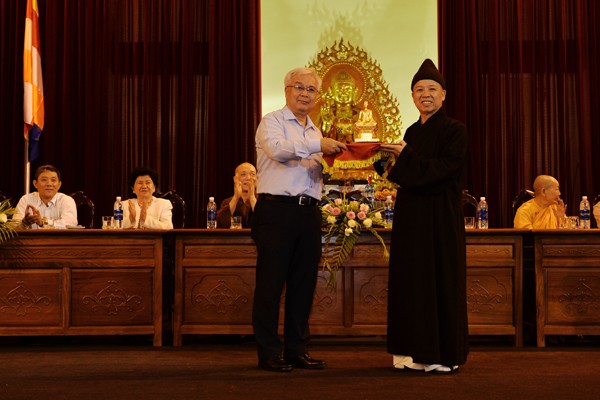 Phái đoàn của Quốc hội giao lưu với Tăng Ni sinh ảnh 3 dsc_5599.jpg