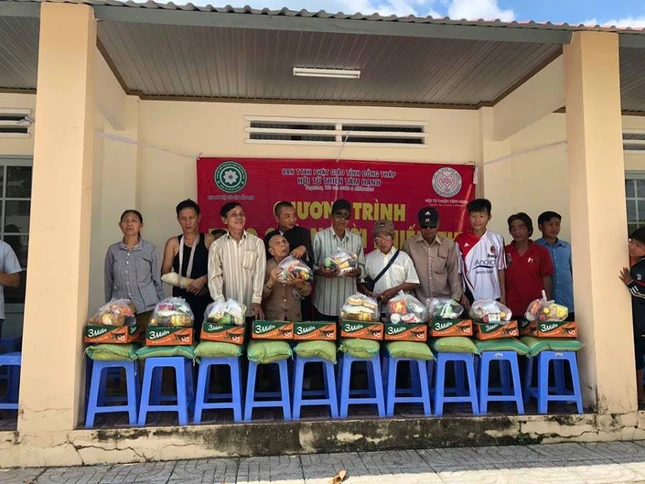 Trao qua cho nguoi khiem thi.jpg