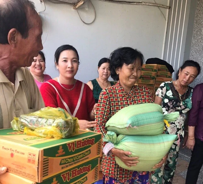 phát gạo cho hộ nghèo.jpg