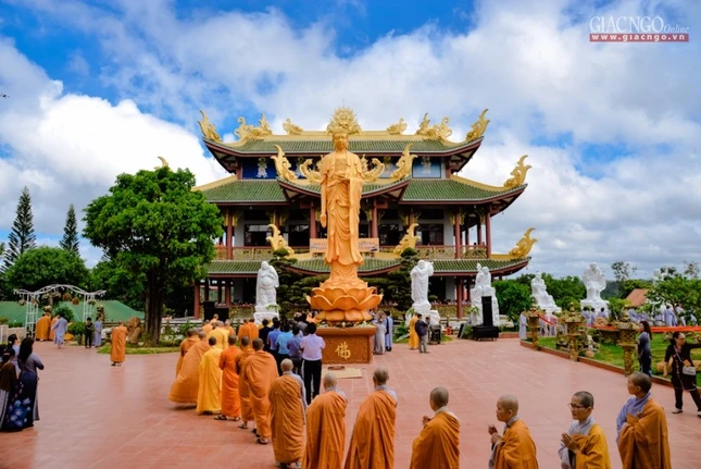 Đắk Lắk: An vị tôn tượng Tam thánh, Thập bát La-hán ảnh 4 huy.JPG