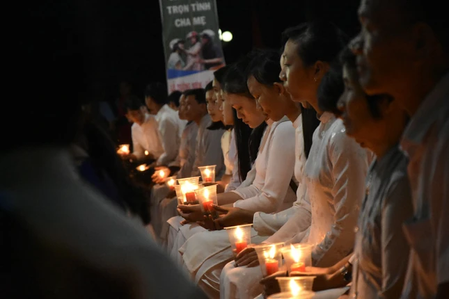 Hàng ngàn ngọn nến tưởng niệm nạn nhân tai nạn ảnh 3 LKA26.JPG