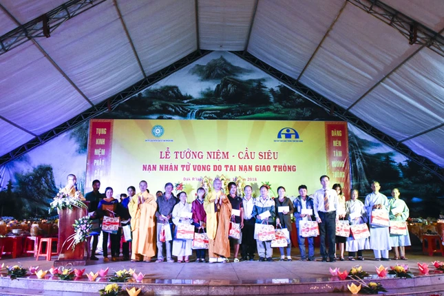 Hàng ngàn ngọn nến tưởng niệm nạn nhân tai nạn ảnh 4 LKA32.JPG