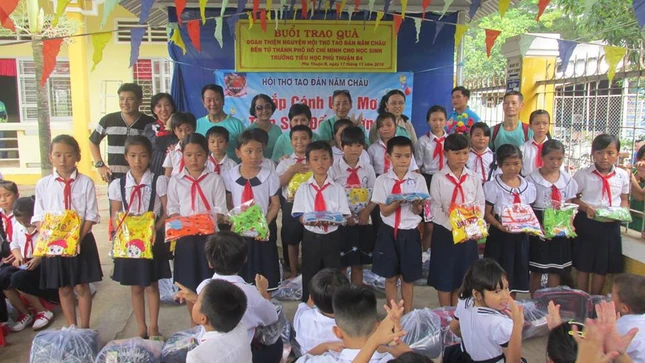 TRAO QU_ HOC SINH NGH_O 1.jpg