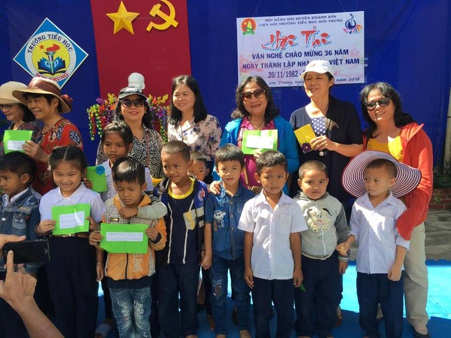 cac em hoc tro son trung voi loi cam on.jpg