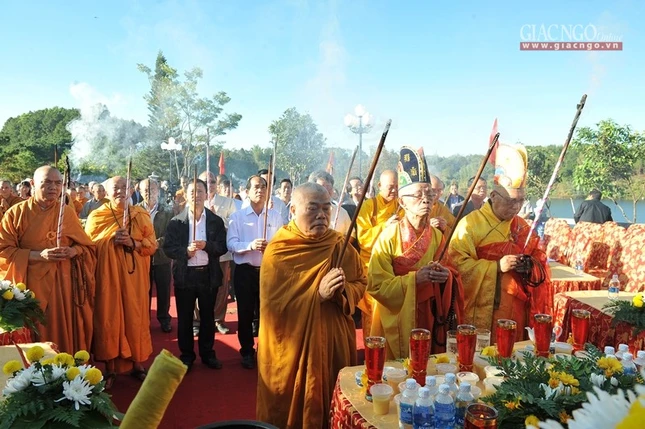Khánh thành bảo tượng Quán Thế Âm tại Biển Hồ (Pleiku) ảnh 4 DSC_1108.jpg