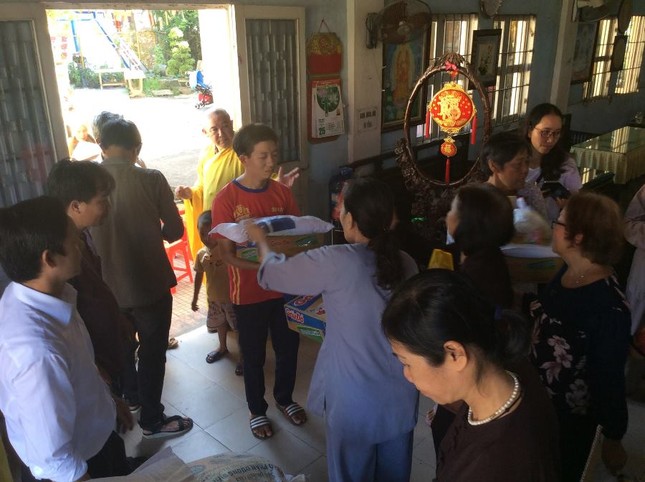 Các đơn vị trao quà hộ nghèo, tặng xe đạp cho học sinh ảnh 2 unnamed.jpg